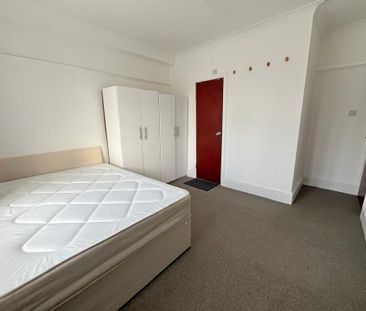 1 bedroom in a flat share to rent - Photo 3