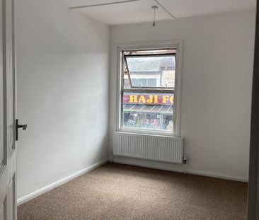 2 Bed Flat, Dunstable Road, LU1 - Photo 4