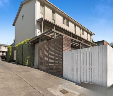 Classic 2Br Townhouse in Maribyrnong! - Photo 3