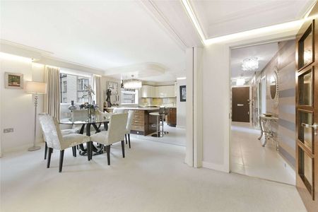 A fabulous lateral apartment set within this well regarding building benefitting from a porter and a lift. - Photo 2