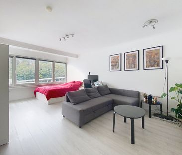 STUDIO MET ADEMBENEMEND UITZICHT OP HET STATION - Foto 4