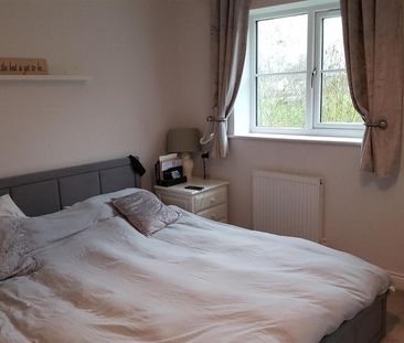 4 bedroom semi-detached house to rent - Photo 2