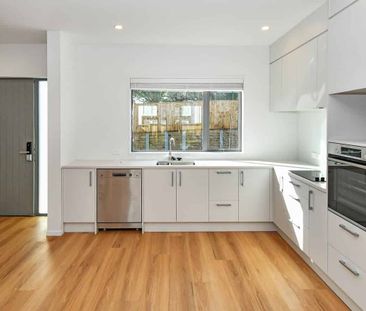 Modern 2 Level 3 Bedroom - Photo 3