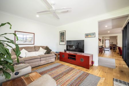 Stunning 3-Bed, 3-Bath Furnished Home for Rent – Peaceful, Sought-After Location with Beautiful Gardens - Photo 3