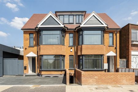 London Road, St. Albans - Photo 2