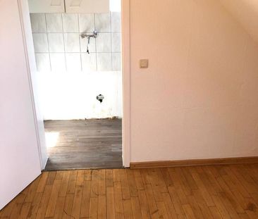 Kleine Dachgeschosswohnung mit Wohnküche - Foto 1