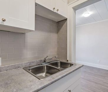 Renovated Suite - 1 Bedroom - Photo 2