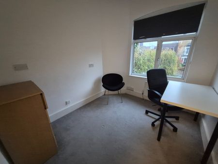 6 Bed Detached House, Hainault Road, E11 - Photo 3