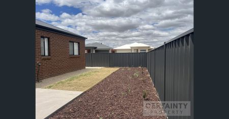 Limited-Time Offer – Stylish Ensuite Room in Modern Co-Living Home, 1 Week Free! $300 P/W (Negotiable) - Photo 3