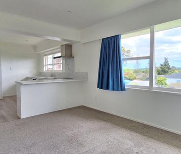 Spacious Family Home in Blockhouse Bay - Photo 3