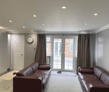 5 bedroom semi-detached house to rent - Photo 4