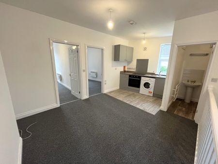 Recently refurbished two bedroom flat - Photo 4