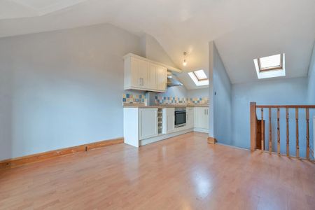 2 bedroom mews to rent - Photo 4