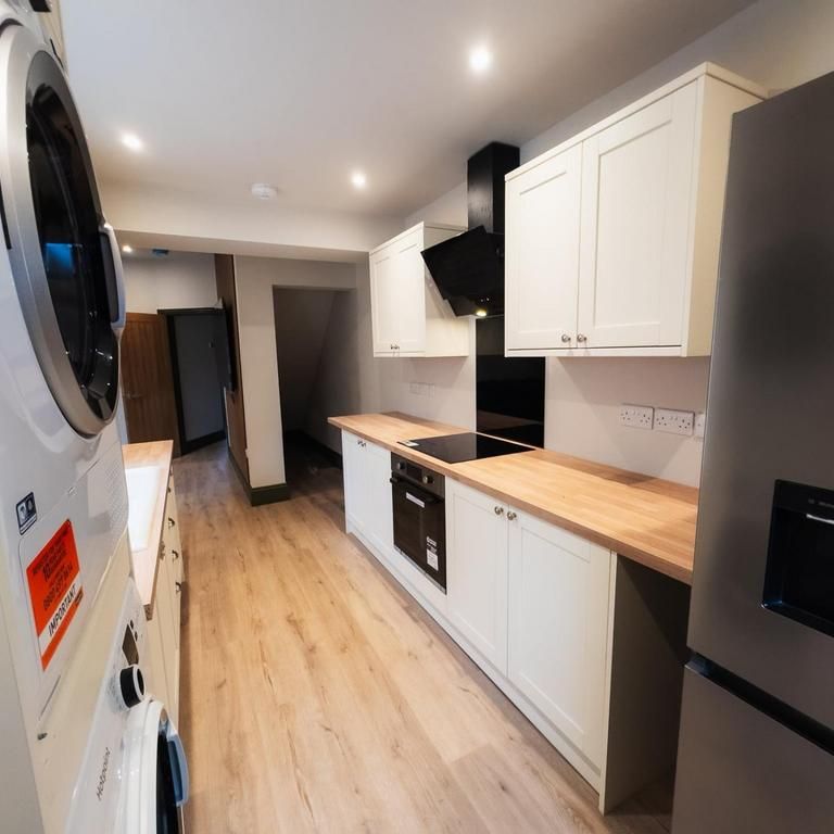 1 bedroom in a house share to rent - Photo 1