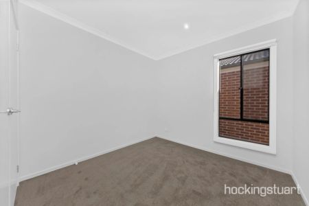 Stunning Family Home for Lease in Prime Location - Photo 3
