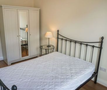 2 Bed Flat, Edinburgh, EH8 - Photo 2