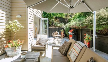 Stylish 3-Bedroom Home – Walk to the Lake - Photo 5