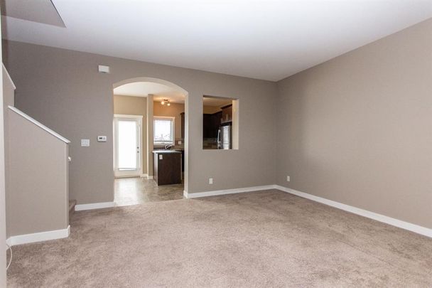 Amazing Price!! Townhouse Located in Sunnybrook!! - Photo 1