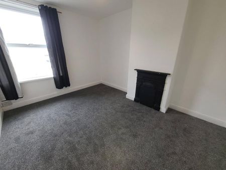 2 bedroom end of terrace house to rent - Photo 2