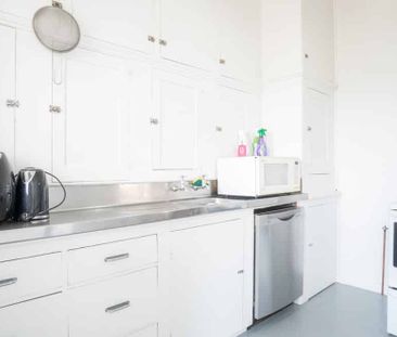 Lovely on Leeds - Photo 2