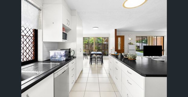 Allergy-Free Family Home with Pool – Ideal Location! - Photo 1