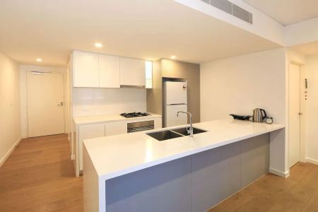 Modern 2-Bedroom Apartment! - Photo 2