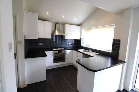 3 bed semi-detached house to rent in Malvern Avenue, Ashton-Under-Lyne, OL6 - Photo 3