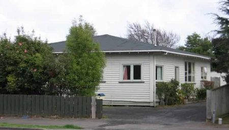 Tidy four bedroom home - Photo 4