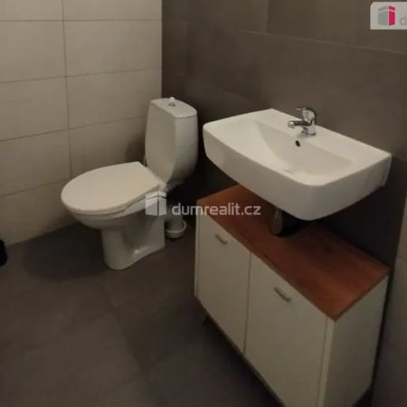 Pěkný útulný byt 1+1 v cihlovém domě v Praze na Smíchově - Фото 4