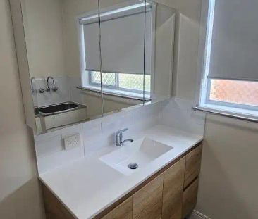 “Modern Comfort in a Leafy Holland Park Setting” - Photo 5