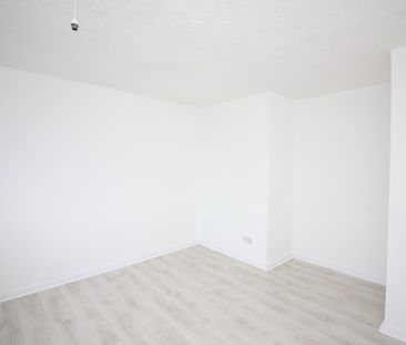 3 Bedroom Mid Terraced House - Photo 4