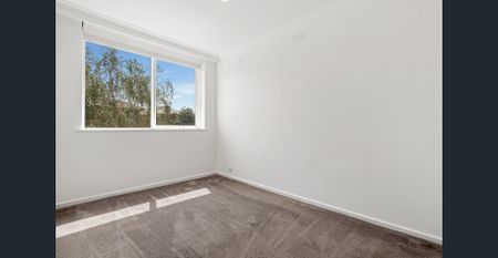 Stylish, Light-Filled Apartment in Leafy, Convenient Location - Photo 2