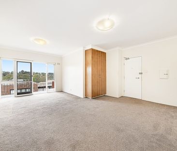 Expansive Three Bedroom Ground Floor Apartment in Heart of Lane Cove - Photo 6