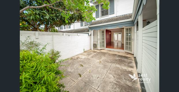 Peaceful townhouse in East Freo - Photo 1