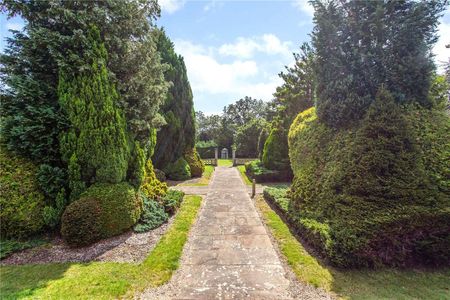 A beautiful ground floor garden apartment in Ascot. - Photo 2