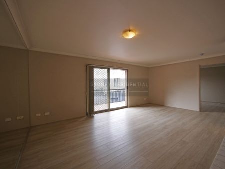 Large 1 Bedroom Unit with floorboard - Photo 3