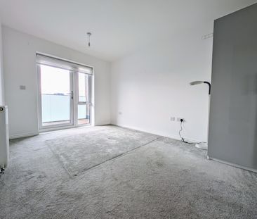 Immaculate 2 Bed Flat - Photo 3