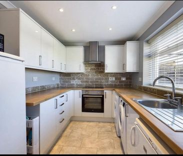 4 bedroom semi-detached house to rent - Photo 5
