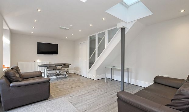 Recently Renovated 5 Bedroom En Suite Home in Central Sheffield - Photo 1