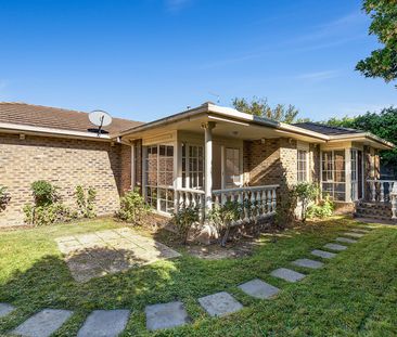 IMMACULATE, LIGHT FILLED THREE BEDROOM HOME - Photo 3