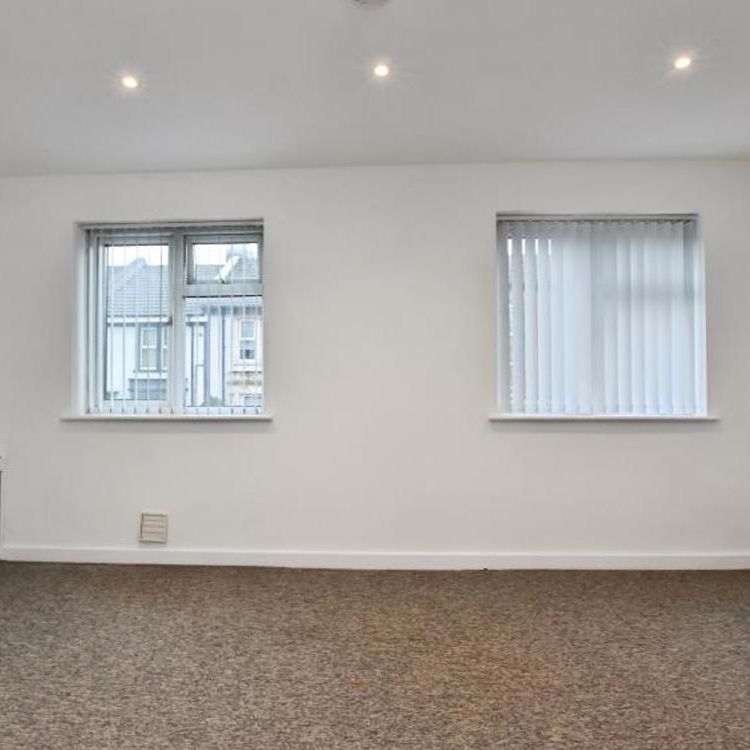Immaculately presented two-bedroom double flat in the heart of Bedminster, Bristol, offering an open-plan kitchen/reception with good natural light, air conditioning, and convenient access to local amenities, parks, rail links and bus routes—ideal for couples or sharers. - Photo 1