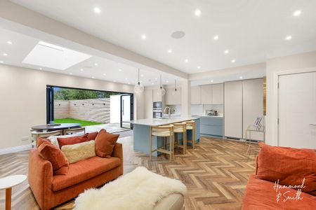 4 bedroom end of terrace house to rent - Photo 3