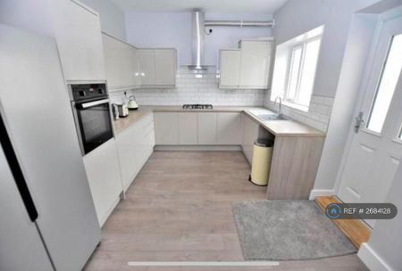 1 bedroom in a house share to rent - Photo 5