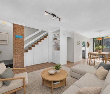 PRIVATE FAMILY TOWNHOUSE WITH DIRECT STREET ACCESS - Photo 1