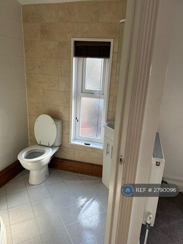 3 bedroom flat to rent - Photo 4