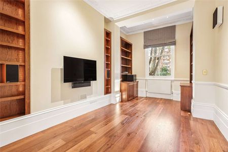 An Exceptional Family Home in the Heart of Chelsea - Photo 2