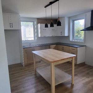 Magnifique très grand 5 1/2 possibilité 4 chambres style condo rénové très bien situé Lévis - Photo 2