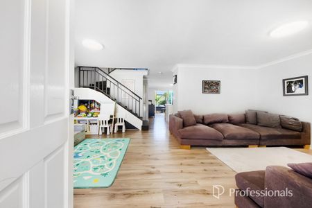 Spacious and Stylish Townhouse in the Heart of Dianella - Photo 4
