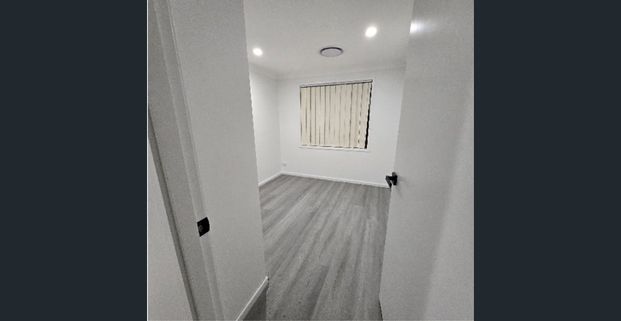 Rooms For Rent in recently renovated air-conditioned home - Photo 1