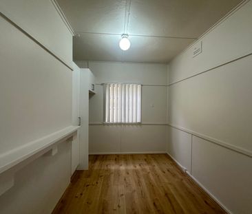 RENOVATED THREE BEDROOM HOUSE - Photo 2